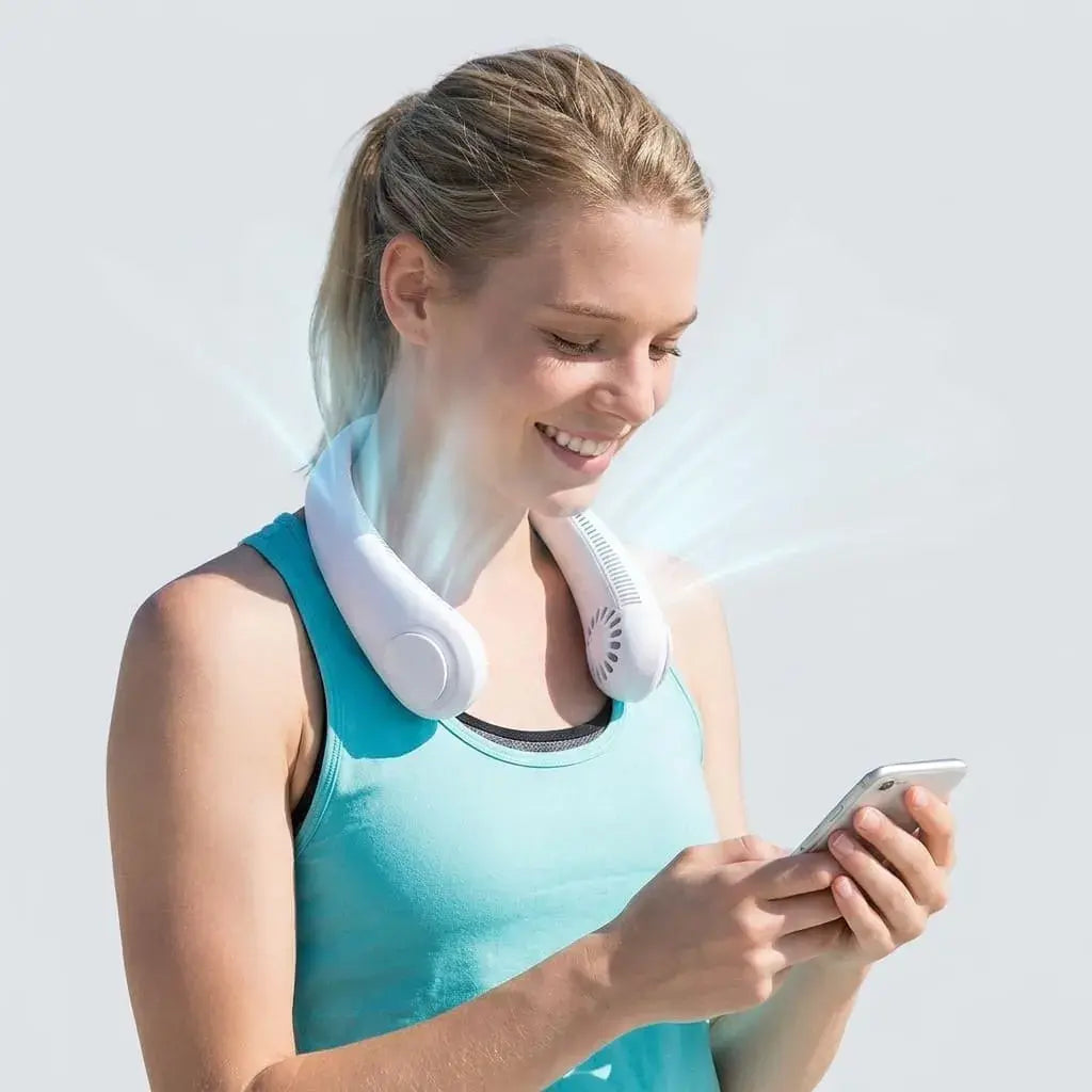 Ventilador portátil para cuello Arctic Air con tres velocidades, batería recargable USB y funcionamiento manos libres para interiores y exteriores.
