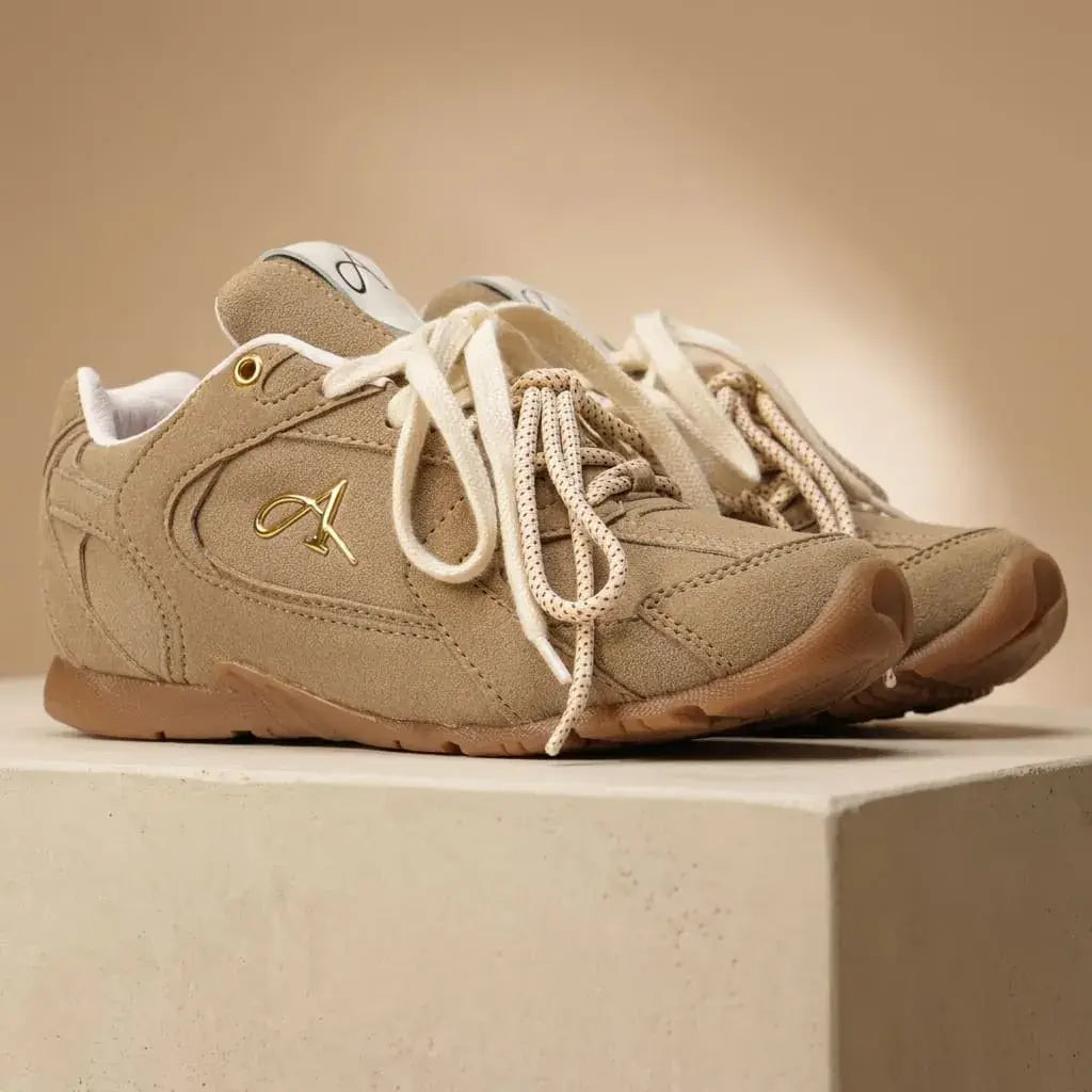 Zapatilla Casual Y36 para mujer en tonos neutros, con combinación de texturas y diseño versátil. Cómoda y fácil de combinar para el uso diario.
