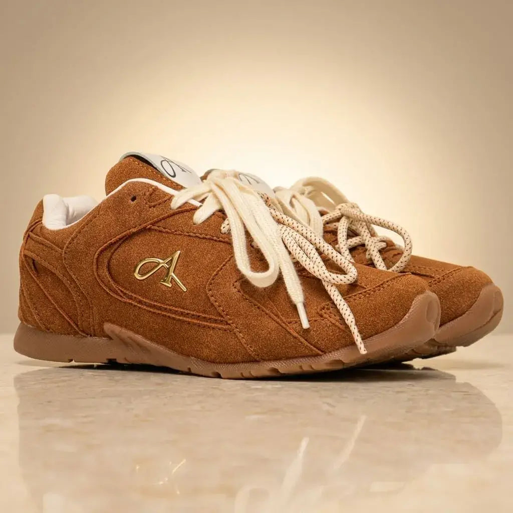 Zapatilla Casual Y36 para mujer en tonos neutros, con combinación de texturas y diseño versátil. Cómoda y fácil de combinar para el uso diario.