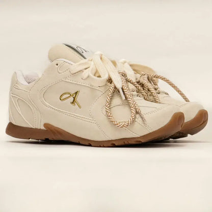 Zapatilla Casual Y36 para mujer en tonos neutros, con combinación de texturas y diseño versátil. Cómoda y fácil de combinar para el uso diario.