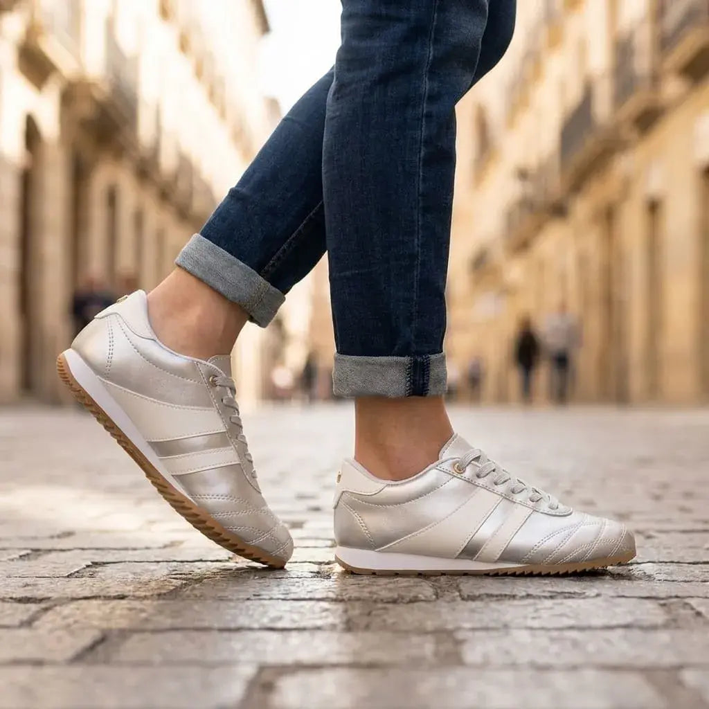 Zapatilla Y40 casual deportiva con acabado texturizado, cordones y suela ligera. Disponible en negro, dorado, blanco con negro, café y negro con plata.