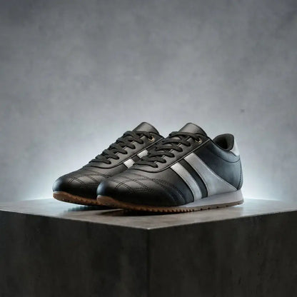 Zapatilla Y40 casual deportiva con acabado texturizado, cordones y suela ligera. Disponible en negro, dorado, blanco con negro, café y negro con plata.
