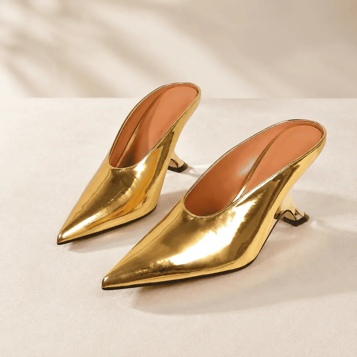 Compra zapatilla Zafiro Luxe para mujer, tacón elegante tipo cúpula, punta fina y diseño mule brillante ideal para eventos y fiestas.