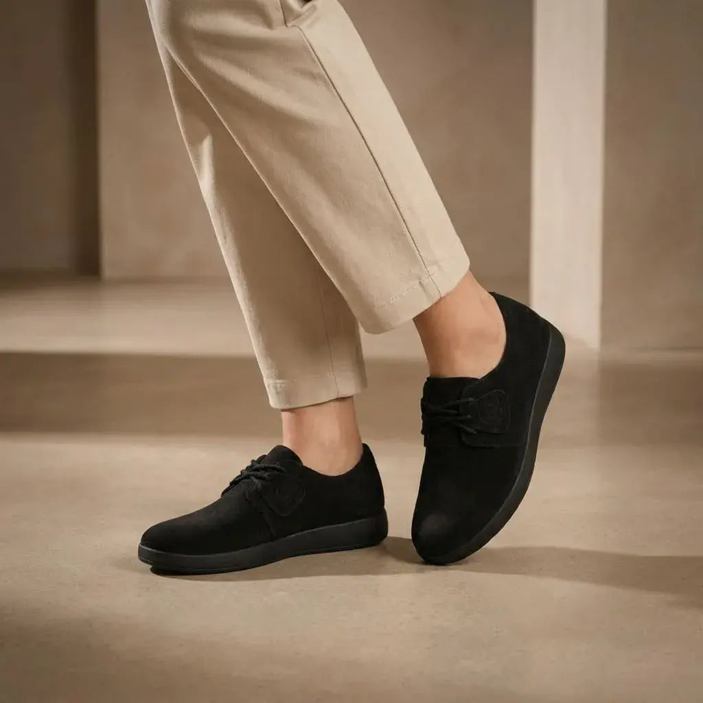 Zapato Elise X1 para mujer con acabado tipo gamuza, cordones y suela gruesa acolchada. Diseño casual elegante, cómodo y versátil para diferentes looks.