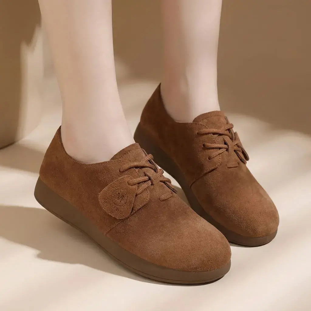 Zapato Elise X1 para mujer con acabado tipo gamuza, cordones y suela gruesa acolchada. Diseño casual elegante, cómodo y versátil para diferentes looks.