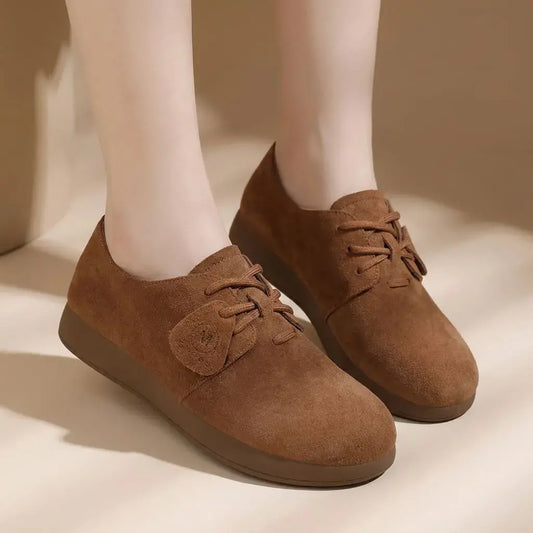 Zapato Elise X1 para mujer con acabado tipo gamuza, cordones y suela gruesa acolchada. Diseño casual elegante, cómodo y versátil para diferentes looks.