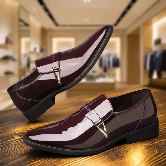 Zapato Prestige Luxe para hombre en cuero genuino, con hebilla metálica, diseño sin cordones y suela antideslizante. Ideal para bodas, reuniones y eventos formales.