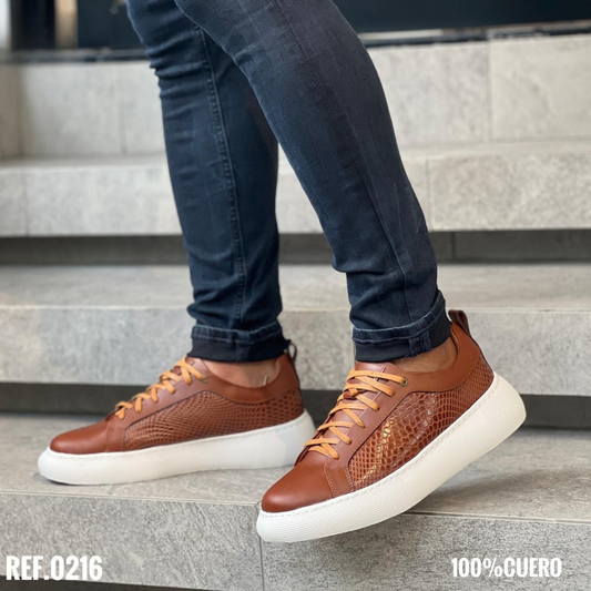 Zapato sport para hombre 100% cuero Ref 0216 con apliques labrados, plantilla confort, cordones encerados y suela EVA alta cosida. Elegante, cómodo y resistente.