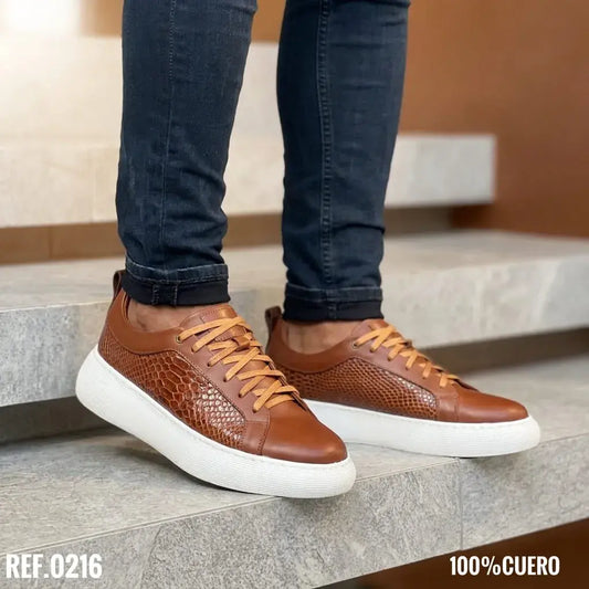 Zapato sport para hombre 100% cuero Ref 0216 con apliques labrados, plantilla confort, cordones encerados y suela EVA alta cosida. Elegante, cómodo y resistente.
