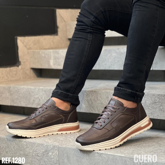 Zapato sport para hombre en cuero encerado y grabado con plantilla confort, cordones encerados y suela expanso bicolor cosida. Elegante, cómodo y resistente.