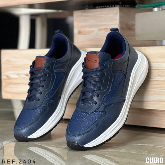 Zapato sport para hombre en cuero encerado y grabado con plantilla confort, cordones encerados y suela expanso bicolor cosida. Elegante y cómodo para uso diario.