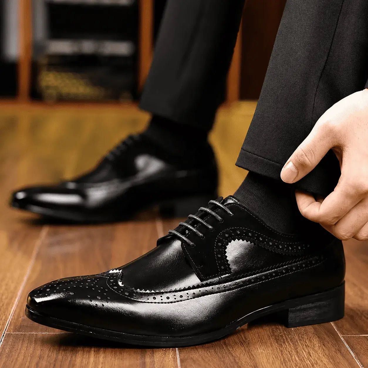 Zapatos casuales negros para hombre con diseño ventilado, cierre de velcro, suela flexible antideslizante y estilo cómodo para oficina, uso diario y eventos casuales.