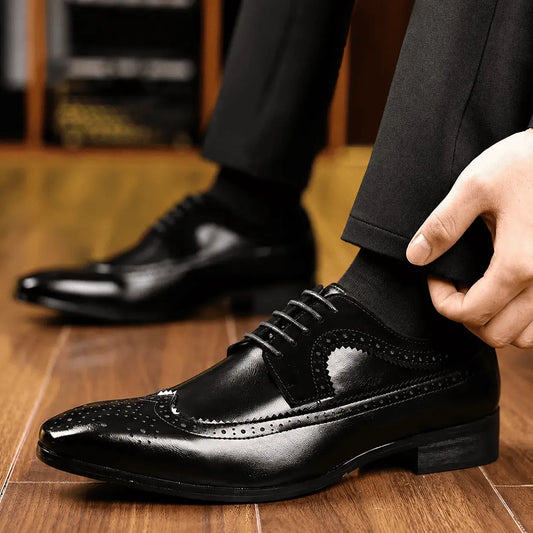 Zapatos casuales negros para hombre con diseño ventilado, cierre de velcro, suela flexible antideslizante y estilo cómodo para oficina, uso diario y eventos casuales.