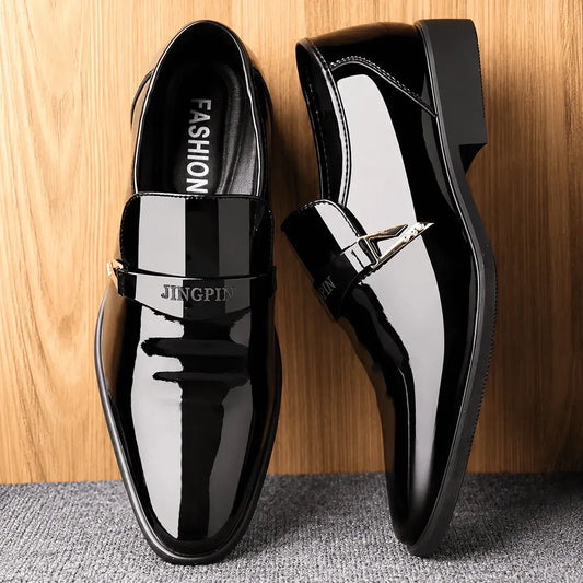 Zapatos formales de cuero para hombre tipo mocasín con hebilla metálica, acabado brillante, forro interior suave y suela antideslizante para traje, oficina, bodas y eventos.