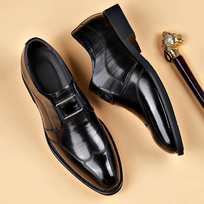 Zapatos formales de cuero negro para hombre tipo mocasín con acabado brillante, detalle metálico, suela resistente y diseño elegante para oficina, eventos y traje.