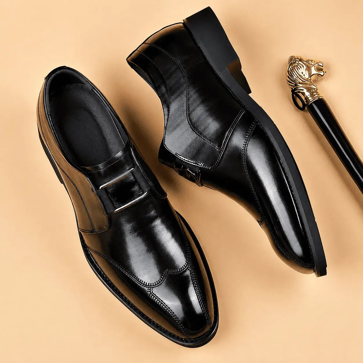Zapatos formales de cuero negro para hombre tipo mocasín con acabado brillante, detalle metálico, suela resistente y diseño elegante para oficina, eventos y traje.