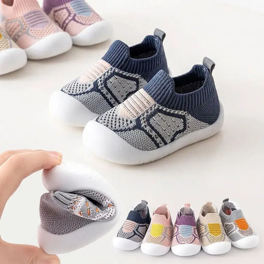 Zapatos para bebé en malla transpirable con suela TPR antideslizante. Ligeros, flexibles y cómodos, ideales para primeros pasos en interior y exterior.