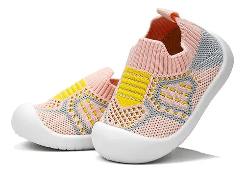 Zapatos para bebé en malla transpirable con suela TPR antideslizante. Ligeros, flexibles y cómodos, ideales para primeros pasos en interior y exterior.